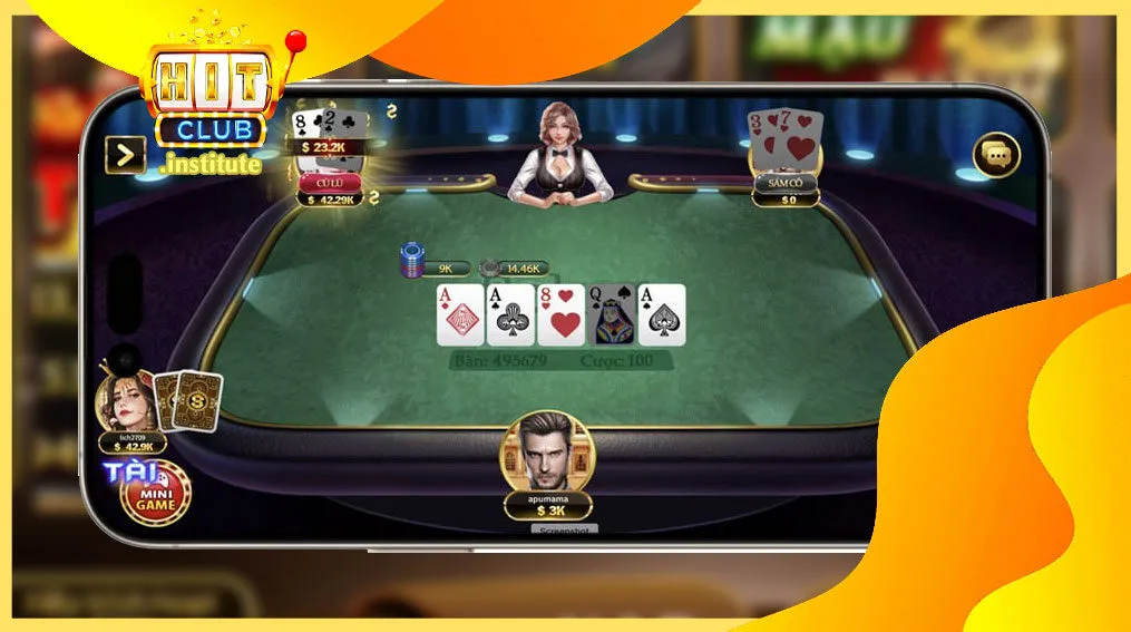 Một bàn chơi Poker với nhiều người tham gia, bài tẩy và bài chung rõ ràng trên bàn